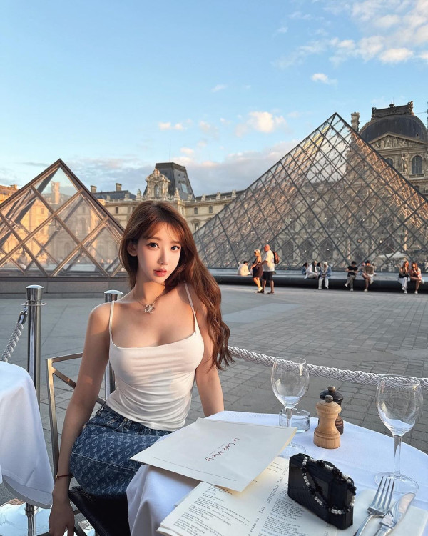 林襄赴啟德靚爆打卡 晒粉紅低胸長裙美照獲網民大讚：人靚景靚絕配 