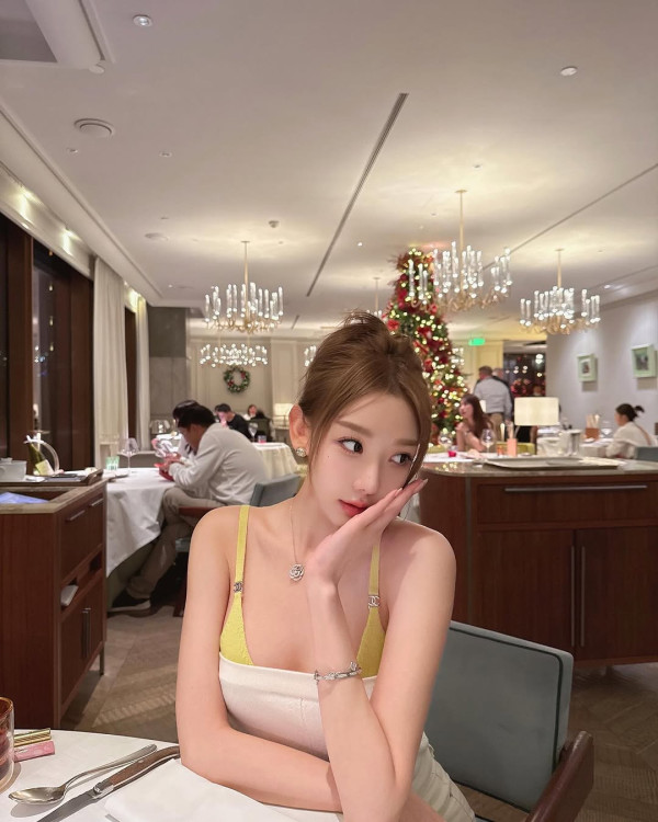 林襄赴啟德靚爆打卡 晒粉紅低胸長裙美照獲網民大讚：人靚景靚絕配 