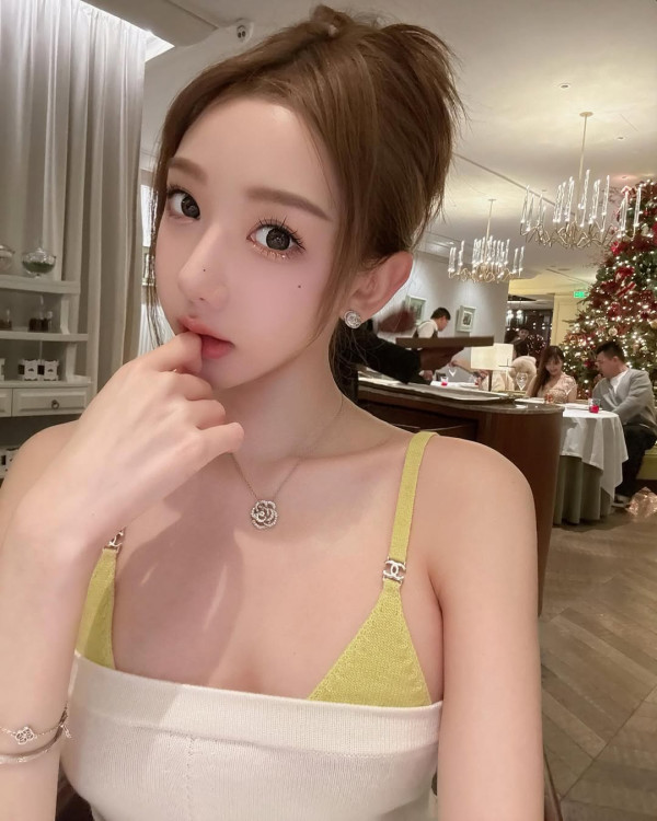 林襄赴啟德靚爆打卡 晒粉紅低胸長裙美照獲網民大讚：人靚景靚絕配 