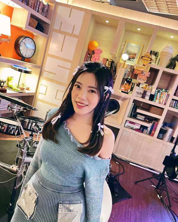 現在仍是大學生的她，同時兼顧歌手、YouTuber工作。圖片來源：IG@pamsmusic