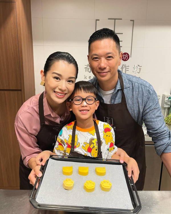 胡杏兒3子客廳打功夫