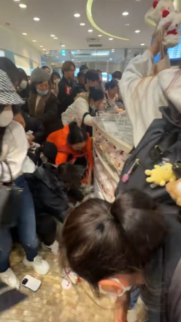 直擊日本瘋搶Sanrio公仔場面極混亂 內地人怒轟黃牛黨：誰搶得過你們啊？ 