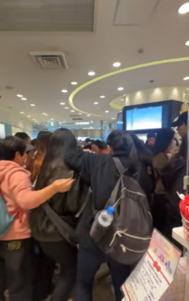 直擊日本瘋搶Sanrio公仔場面極混亂 內地人怒轟黃牛黨：誰搶得過你們啊？ 