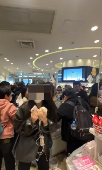 直擊日本瘋搶Sanrio公仔場面極混亂 內地人怒轟黃牛黨：誰搶得過你們啊？ 