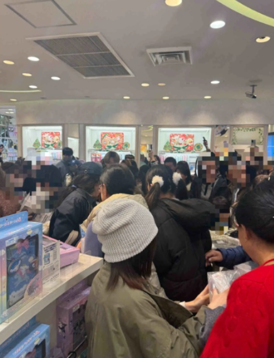 直擊日本瘋搶Sanrio公仔場面極混亂 內地人怒轟黃牛黨：誰搶得過你們啊？ 