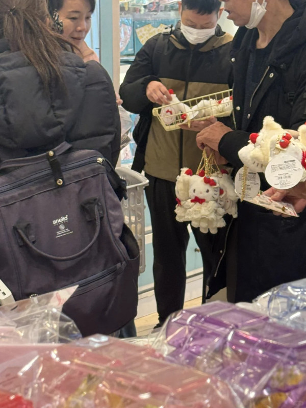 直擊日本瘋搶Sanrio公仔場面極混亂 內地人怒轟黃牛黨：誰搶得過你們啊？ 