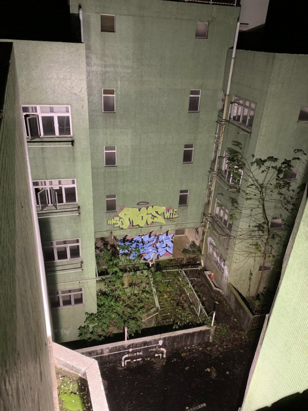 灣仔神秘荒廢屋苑 30 多年未入伙 網民相片揭仍有供電有保安「鬼屋」真相是這樣？