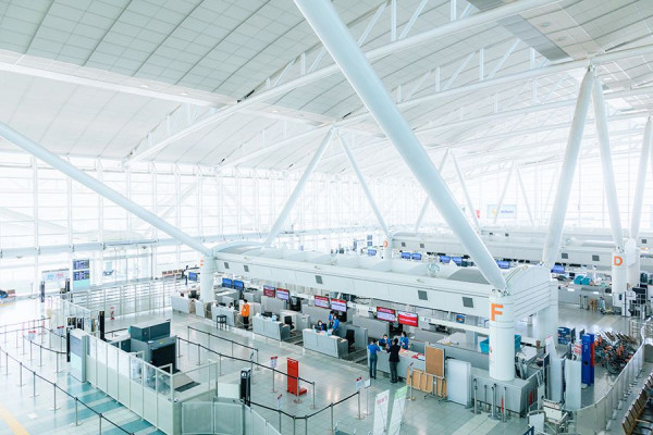 遊日注意！福岡機場候機期間驚爆偷竊 旅客目擊兩女「當面偷推行李」事後咁狡辯！ 