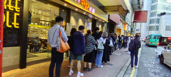 唐詩詠開設的日式吐司專門店「33cubread」店外長期現人龍 (圖片:FB@香港茶餐廳及美食關注組) 唐詩詠遊西藏出現高山反應 攀山越嶺靈魂之旅:被眼前美景震撼