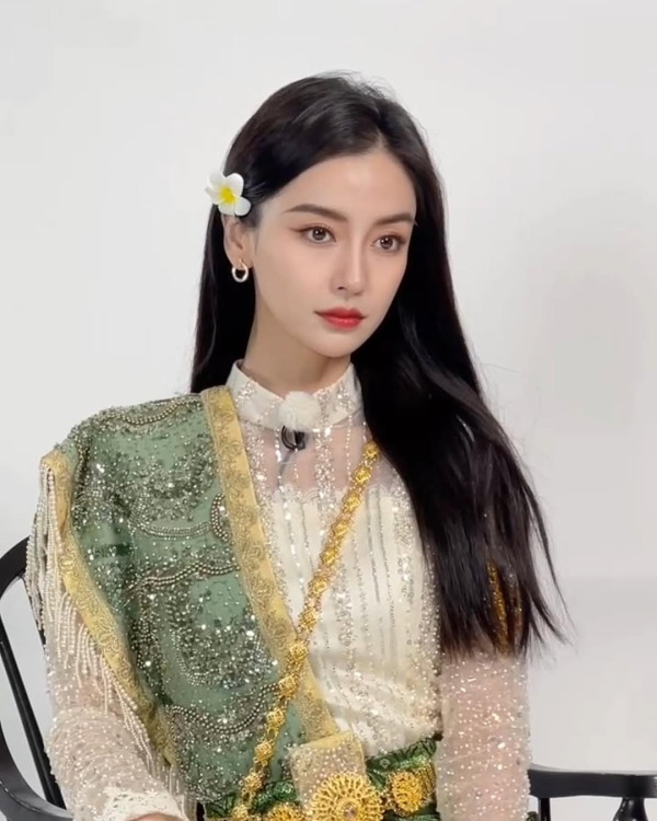 Angelababy沙漠美圖曝光 網民大讚有神性/顏值重返巔峰：都回來了 