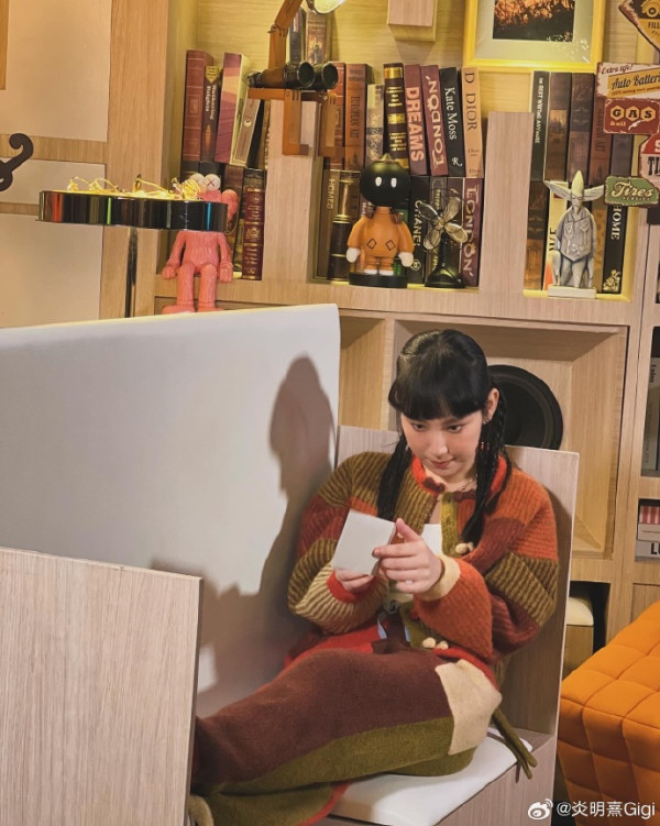 Gigi炎明熹韓國曬海量旅行靚相!多角度素顏自拍獲讚「零死角美女」