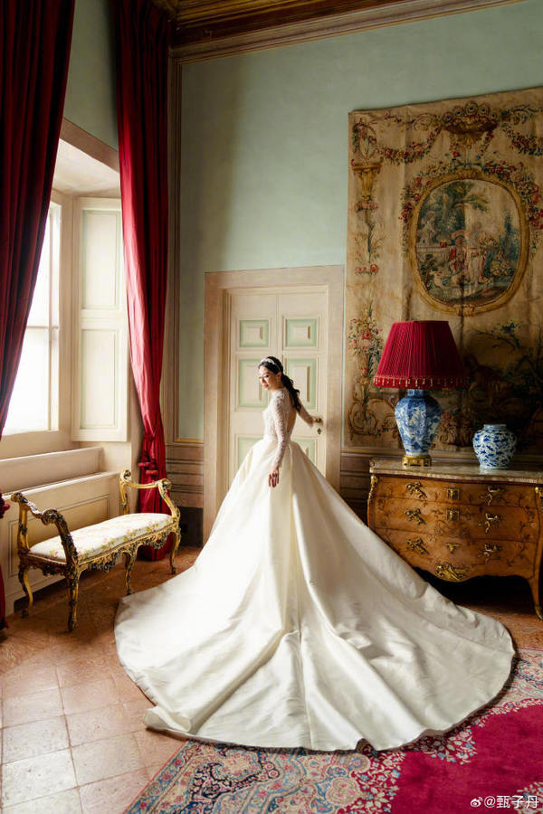 楊洛婷與老公巴黎鐵塔下浪漫留影 重穿十年前婚禮晚裝 身材依然弗爆 