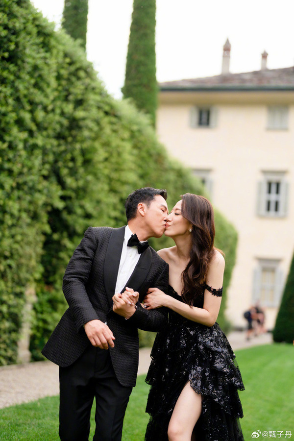 楊洛婷與老公巴黎鐵塔下浪漫留影 重穿十年前婚禮晚裝 身材依然弗爆 