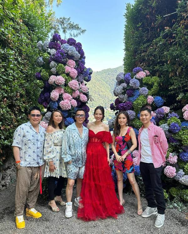 楊洛婷與老公巴黎鐵塔下浪漫留影 重穿十年前婚禮晚裝 身材依然弗爆 