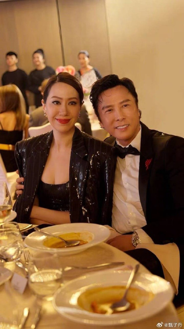 楊洛婷與老公巴黎鐵塔下浪漫留影 重穿十年前婚禮晚裝 身材依然弗爆 