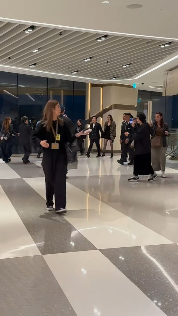 楊洛婷與老公巴黎鐵塔下浪漫留影 重穿十年前婚禮晚裝 身材依然弗爆 