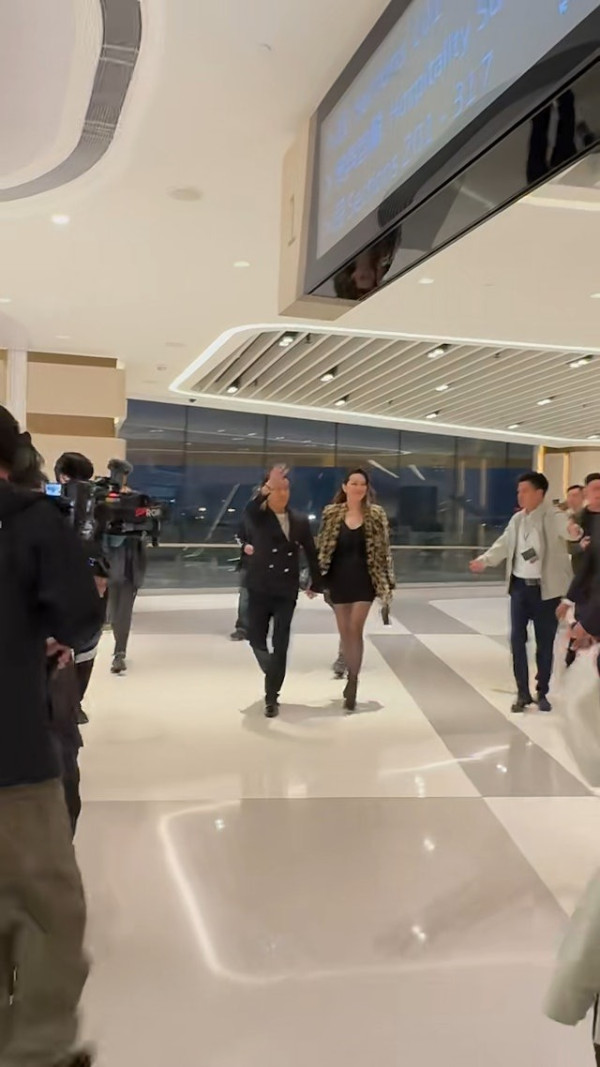 楊洛婷與老公巴黎鐵塔下浪漫留影 重穿十年前婚禮晚裝 身材依然弗爆 