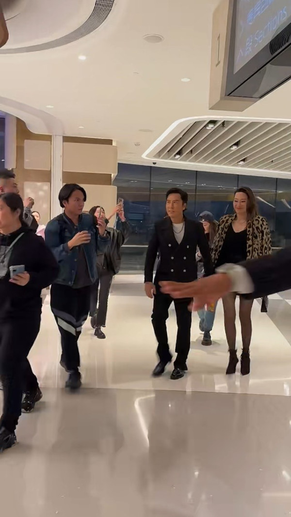 楊洛婷與老公巴黎鐵塔下浪漫留影 重穿十年前婚禮晚裝 身材依然弗爆 