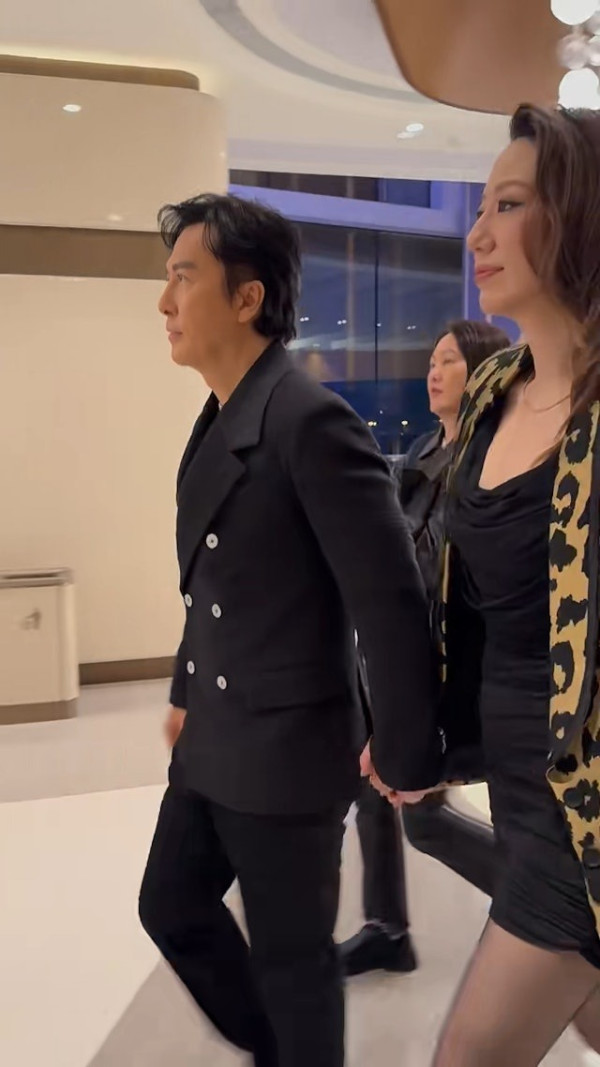 楊洛婷與老公巴黎鐵塔下浪漫留影 重穿十年前婚禮晚裝 身材依然弗爆 