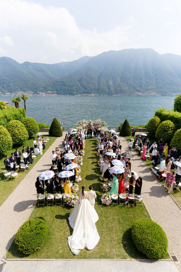 楊洛婷與老公巴黎鐵塔下浪漫留影 重穿十年前婚禮晚裝 身材依然弗爆 