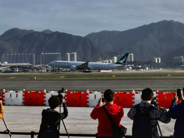 香港機場三跑正式啟用 料一年處理1.2億旅客 吞吐量增六成 