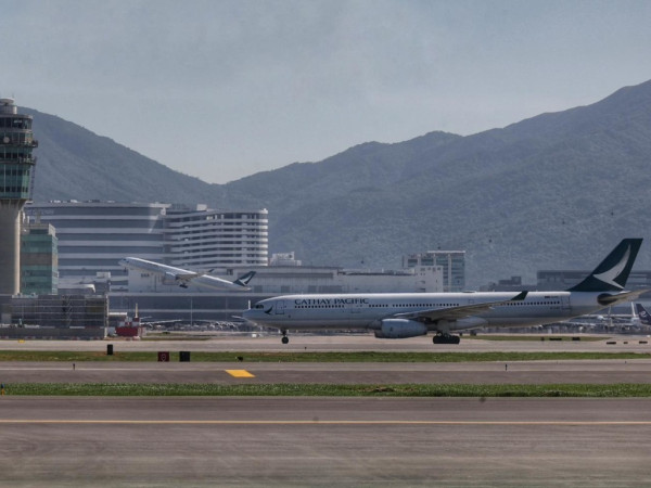 香港機場三跑正式啟用 料一年處理1.2億旅客 吞吐量增六成 