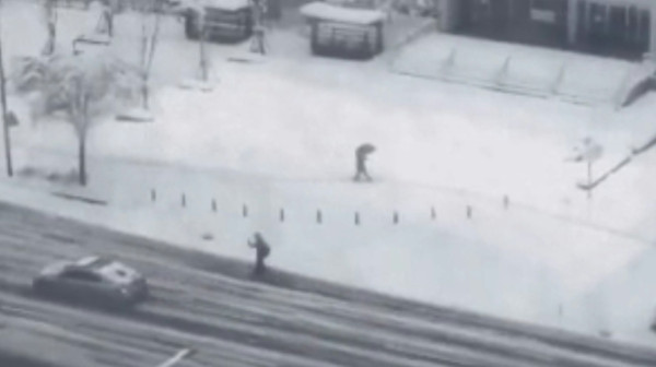 男子被捕獲暴雪下滑雪返工 「韓版黎生」超狂身份曝光!