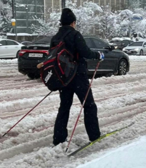 男子被捕獲暴雪下滑雪返工 「韓版黎生」超狂身份曝光!