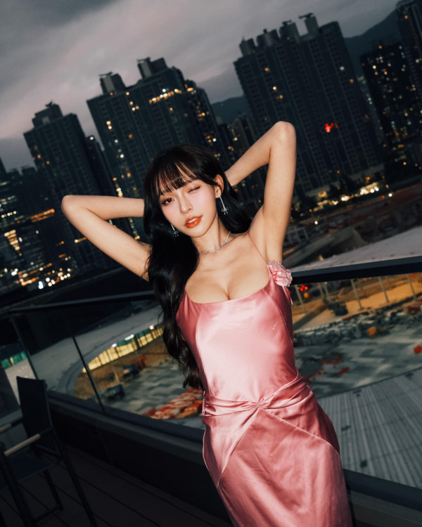 林襄赴啟德靚爆打卡 晒粉紅低胸長裙美照獲網民大讚：人靚景靚絕配 