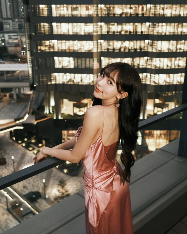 林襄赴啟德靚爆打卡 晒粉紅低胸長裙美照獲網民大讚：人靚景靚絕配 