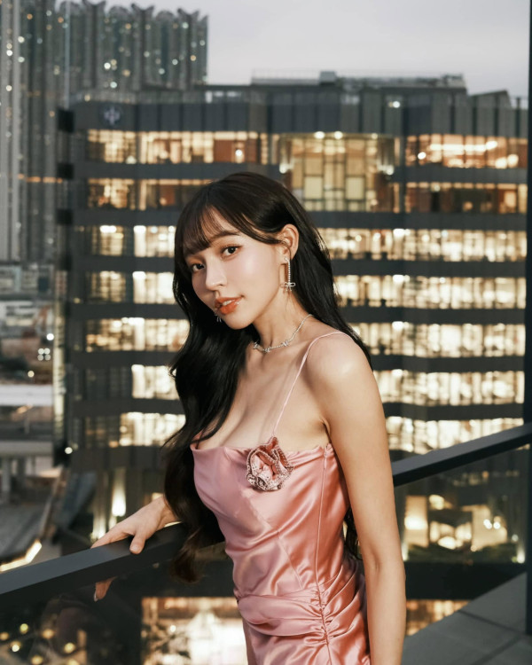 林襄赴啟德靚爆打卡 晒粉紅低胸長裙美照獲網民大讚：人靚景靚絕配 