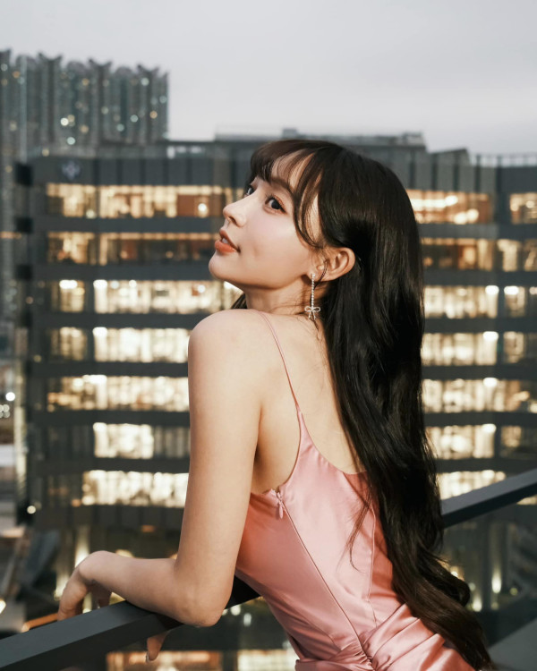 林襄赴啟德靚爆打卡 晒粉紅低胸長裙美照獲網民大讚：人靚景靚絕配 