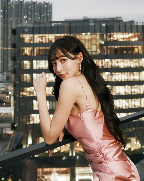 林襄赴啟德靚爆打卡 晒粉紅低胸長裙美照獲網民大讚：人靚景靚絕配 