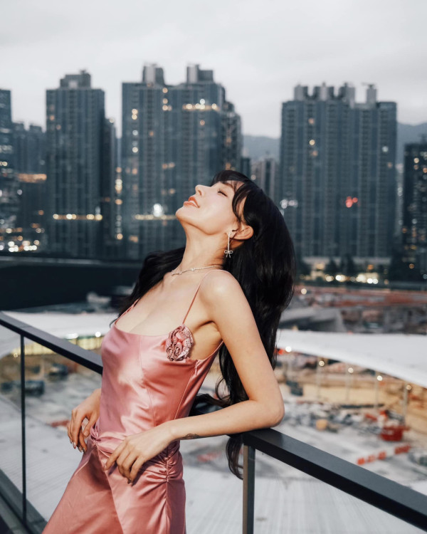 林襄赴啟德靚爆打卡 晒粉紅低胸長裙美照獲網民大讚：人靚景靚絕配 