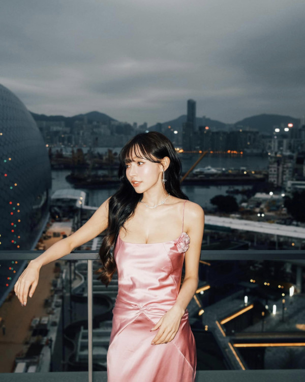 林襄赴啟德靚爆打卡 晒粉紅低胸長裙美照獲網民大讚：人靚景靚絕配 