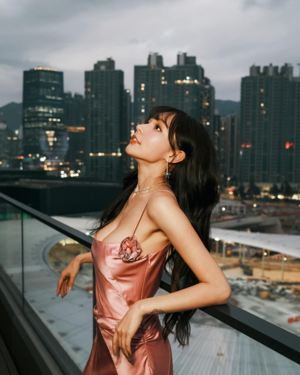 林襄赴啟德靚爆打卡 晒粉紅低胸長裙美照獲網民大讚：人靚景靚絕配 