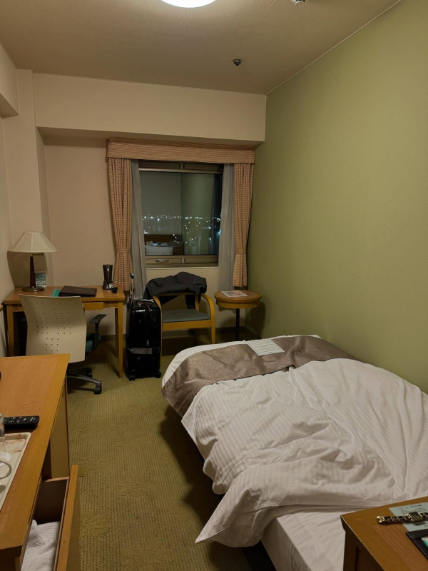 小提琴家跟團遊沖繩住酒店中伏 自嘲似工人房 網友：加錢同導遊換房 