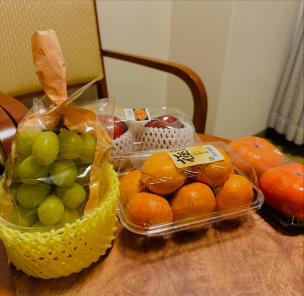 小提琴家跟團遊沖繩住酒店中伏 自嘲似工人房 網友：加錢同導遊換房 