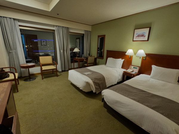 小提琴家跟團遊沖繩住酒店中伏 自嘲似工人房 網友：加錢同導遊換房 