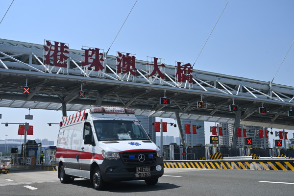 圖為早前參與演練的澳門跨境救護車經港珠澳大橋前往瑪嘉烈醫院。（圖片來源：政府新聞網）