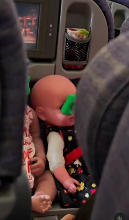 美女搭飛機被逼全程抱陌生嬰兒 洗2.3萬港元買機票 航空公司懶理投訴