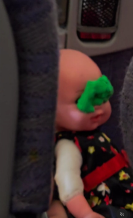 美女搭飛機被逼全程抱陌生嬰兒 洗2.3萬港元買機票 航空公司懶理投訴