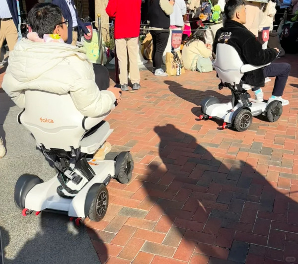 內地客遊香港迪士尼問園內火車可直達深圳？意外引出網民各式爆笑回應 