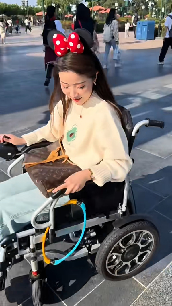 內地客遊香港迪士尼問園內火車可直達深圳？意外引出網民各式爆笑回應 