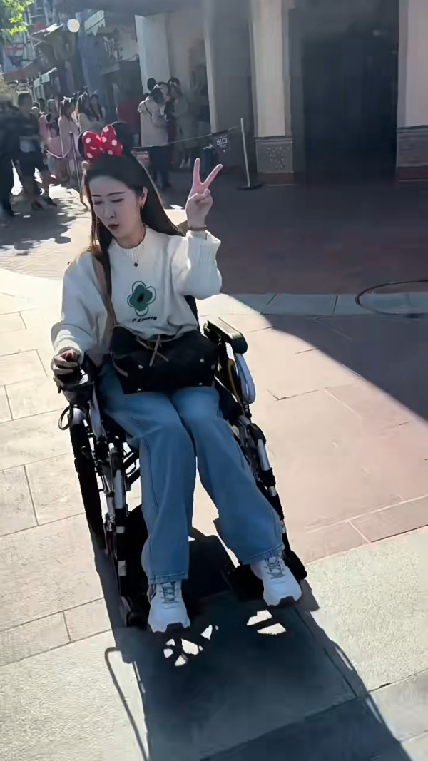 內地客遊香港迪士尼問園內火車可直達深圳？意外引出網民各式爆笑回應 