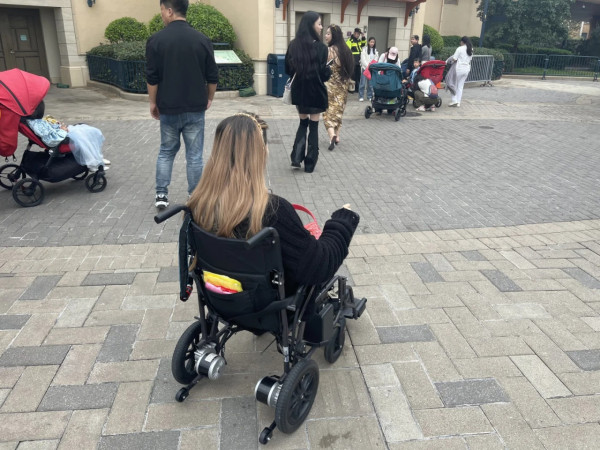 內地客遊香港迪士尼問園內火車可直達深圳？意外引出網民各式爆笑回應 