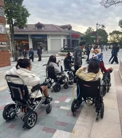 內地客遊香港迪士尼問園內火車可直達深圳？意外引出網民各式爆笑回應 