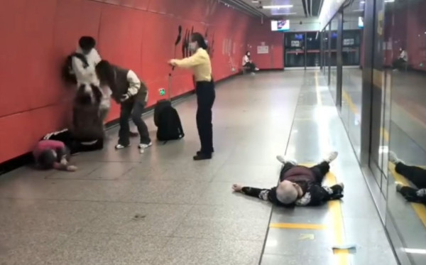 廣州地鐵年輕男女激戰三老人 網民竟然話打交關地鐵冷氣事？ 