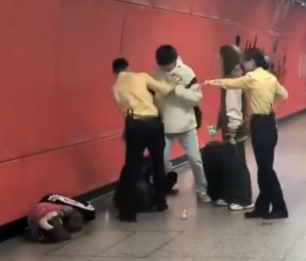 廣州地鐵年輕男女激戰三老人 網民竟然話打交關地鐵冷氣事？ 