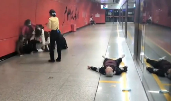 廣州地鐵年輕男女激戰三老人 網民竟然話打交關地鐵冷氣事？ 